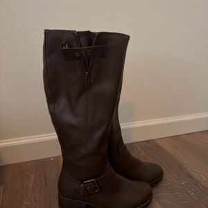 Size 6 brown zip up boots